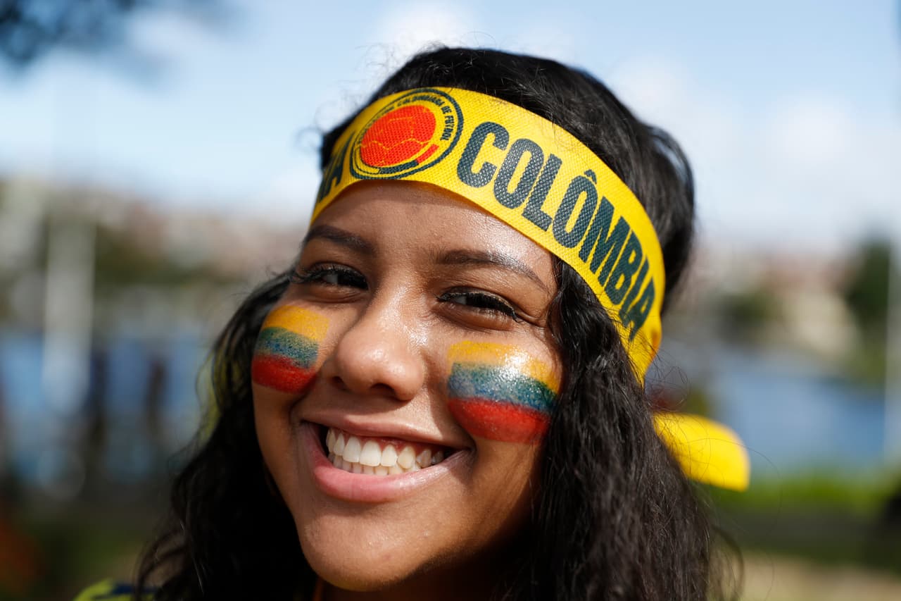 Colombia y Paraguay mostraron lo mejor de su arsenal de fanáticos, incluida la modelo guaraní Larissa Riquelme, en el choque de la tercera jornada del Grupo B de la Copa América en el Estadio Arena Fonte Nova de Salvador.