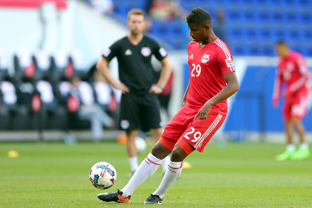 Los New York Red Bulls también se reforzaron en defensa, haciendolo con el internacional panameño Fidel Escobar, quien llega a Nueva York a modo de préstamo del Sporting San Miguelito.
