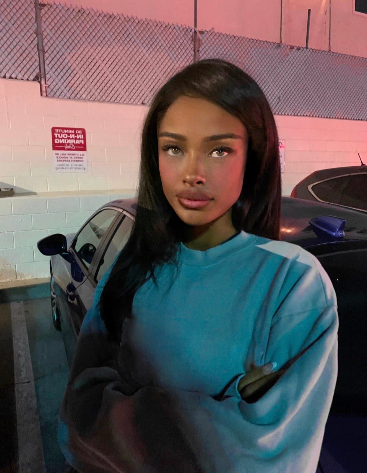 Mide 5 pies y 9 pulgadas con cabello castaño oscuro y ojos verdes, según su portafolio.