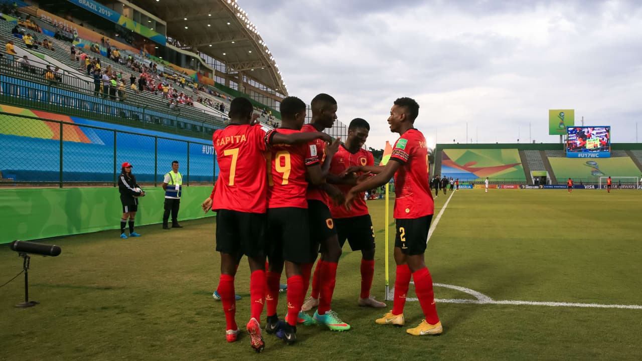 Angola 2-1 Canadá.