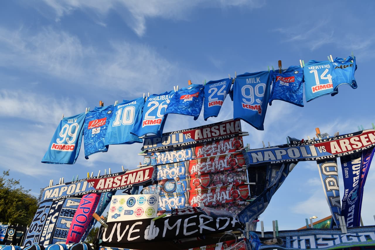 Los fanáticos le dieron su sello a la previa del duelo entre Napoli y Arsenal, donde la intensidad se mezcla con el colorido en el estadio San Paolo para el juego de vuelta de Cuartos de Final de la Europa League.