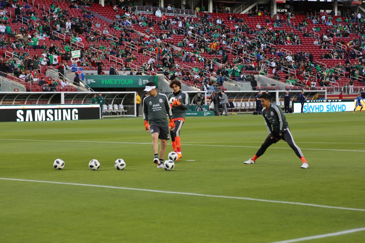 Seguimiento gráfico de los trabajos en cancha de los jugadores, las características del escenario y hasta la alegría de los asistentes en el Levi's Stadium en el partido de México contra Islandia.