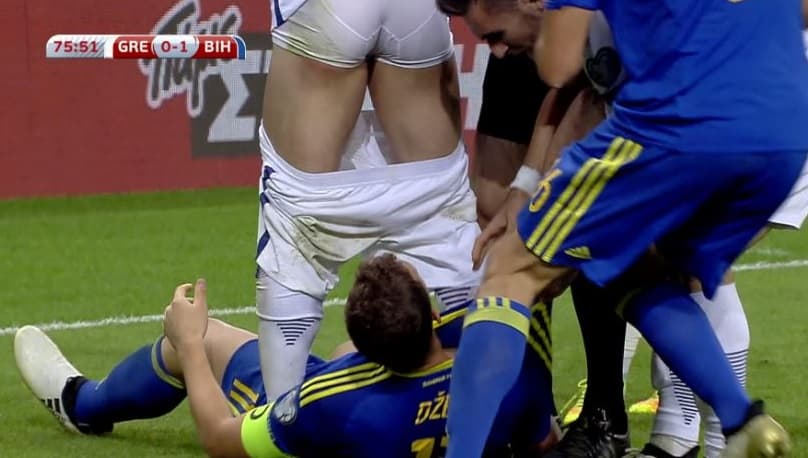 Dzeko fue expulsado por bajarle el short a su rival