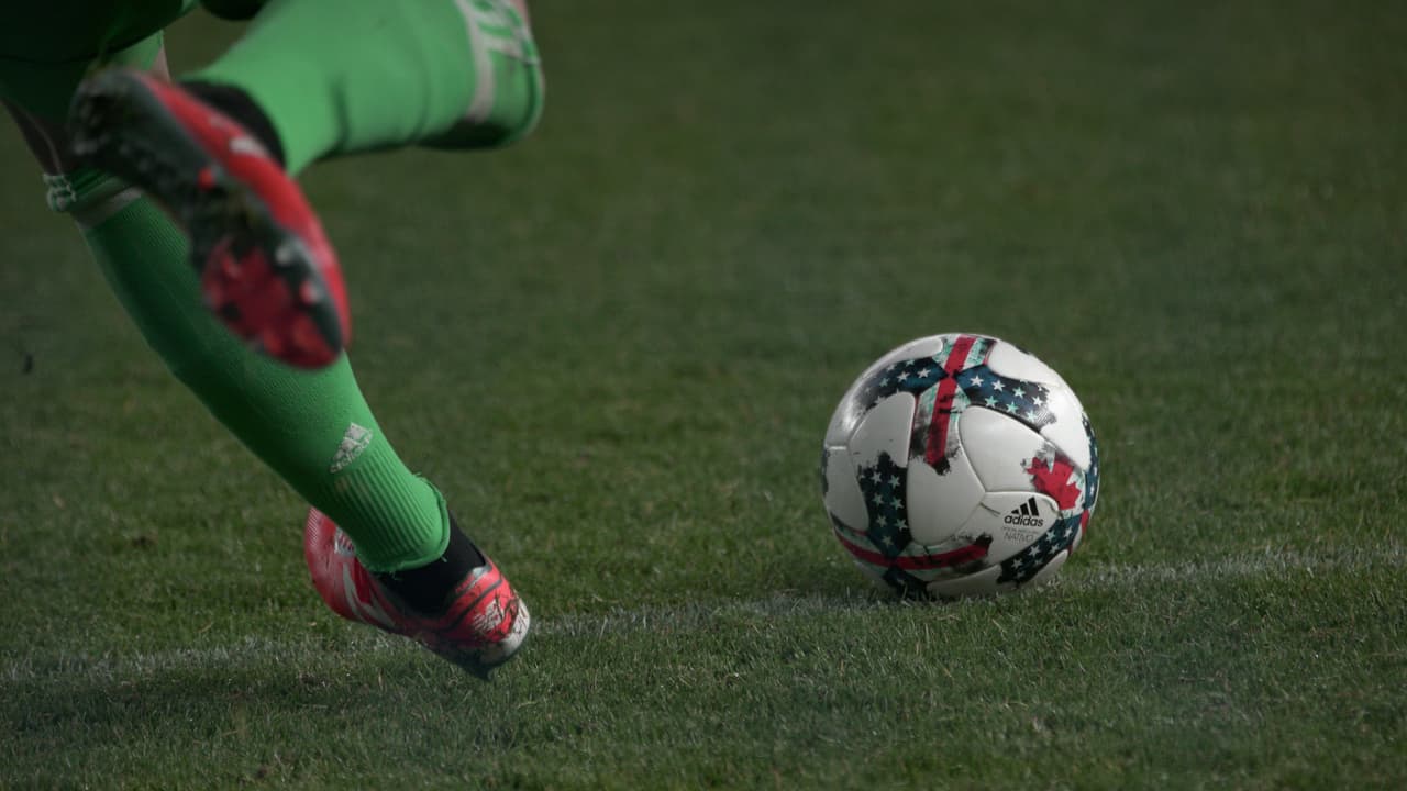 Primer plano del Nativo, balón oficial de todos los juegos de la MLS.