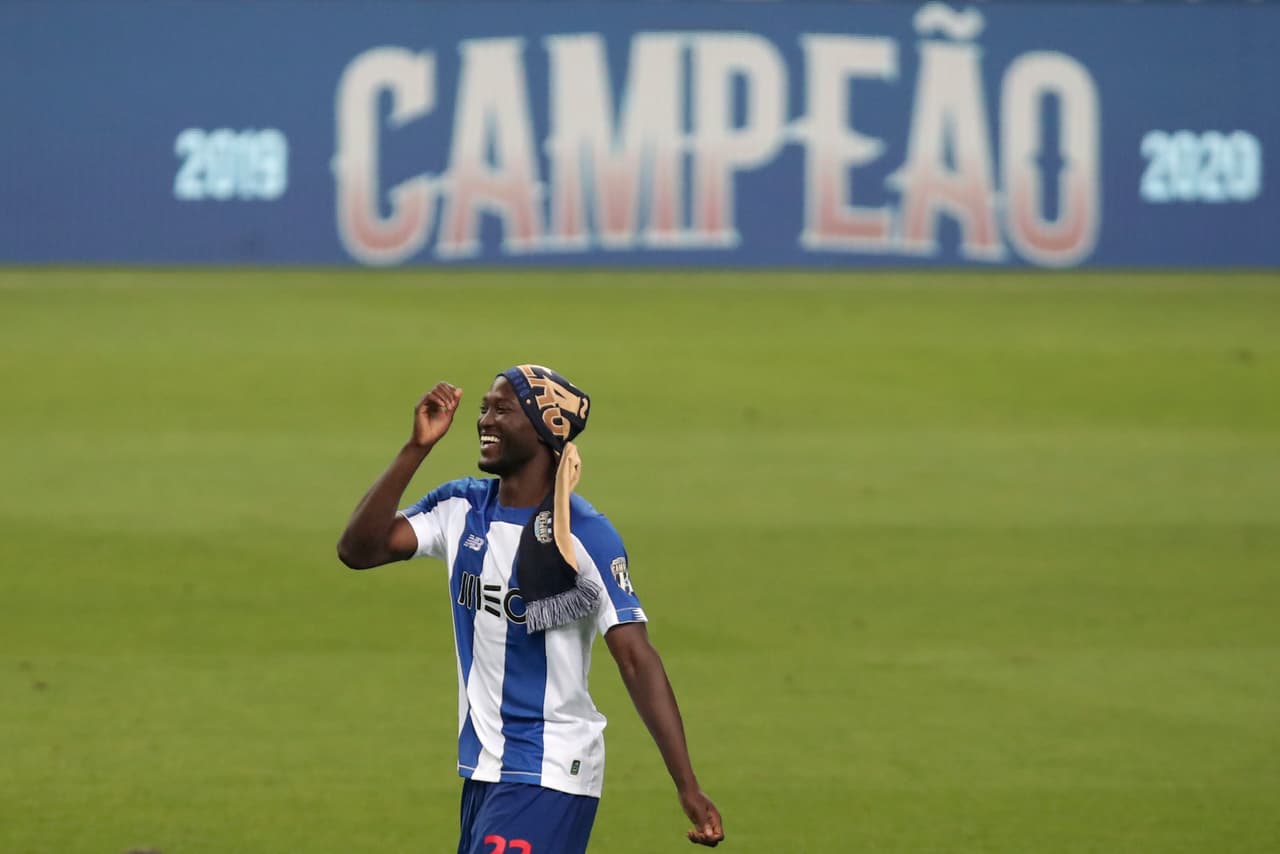 El Tecatito Corona firma su gran temporada al conseguir un nuveo título de la Liga Portuguesa con el Porto.