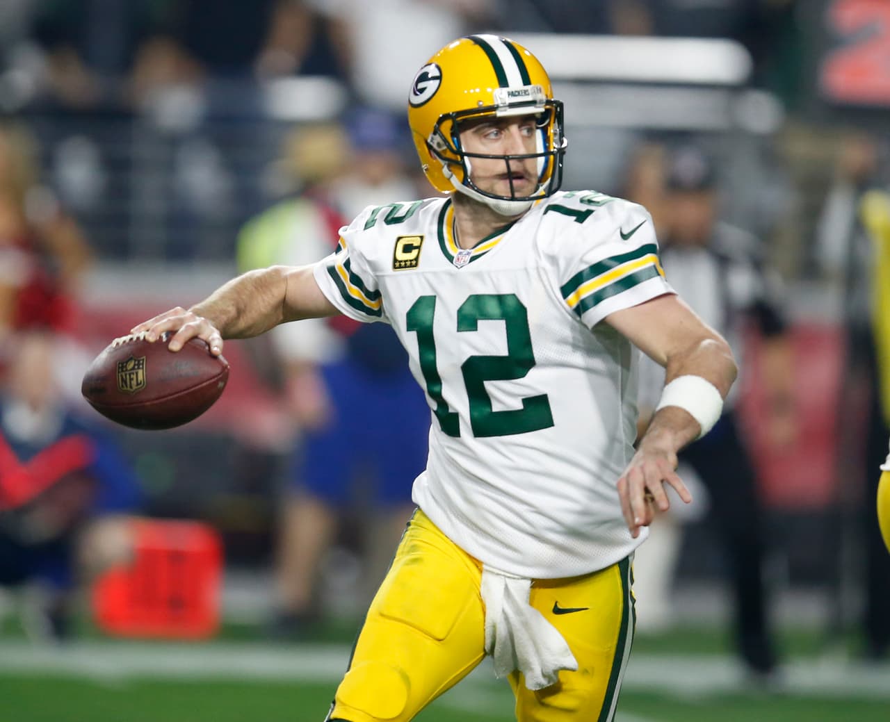 6 / AARON RODGERS - QB - GREEN BAY PACKERS - Su octava temporada como titular de los Packers fue agridulce debido al paso irregular del equipo. A pesar de la falta de protección y receptores estelares, pudo completar el 60 por ciento de sus pases, no llegó a las 4 mil yardas (3,821), tuvo 31 touchdowns y 8 intercepciones. En 2015 fue perfilado como número 2 cuando todos apostaban que jugaría el Super Bowl 50.