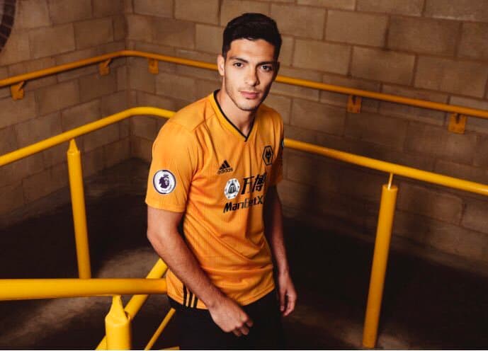 Después de una primera temporada sorprendente, Raúl Jiménez y los Wolves ya tienen nuevo jersey local para el siguiente curso en el que no solo piensan en mantener la categoría, sino en meterse en los torneos europeos.