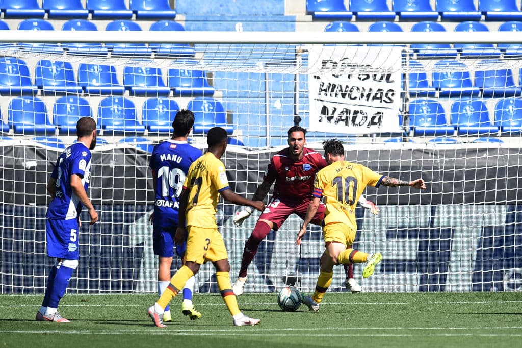 Lionel Messi recortó a un defensa, fintó al arquero y disparó elegante para hacer el segundo de los blaugranas al 34’.