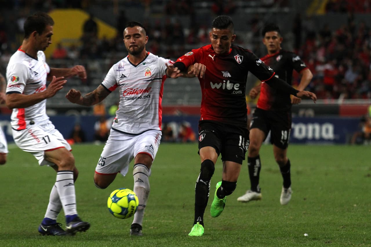 Mario "El Mono" Osuna es colocado como lateral derecho por Pablo Marini en Monarcas Morelia. Sin embargo, marcó mal en uno de los goles rojinegros y evidenció que desconoce la posición.