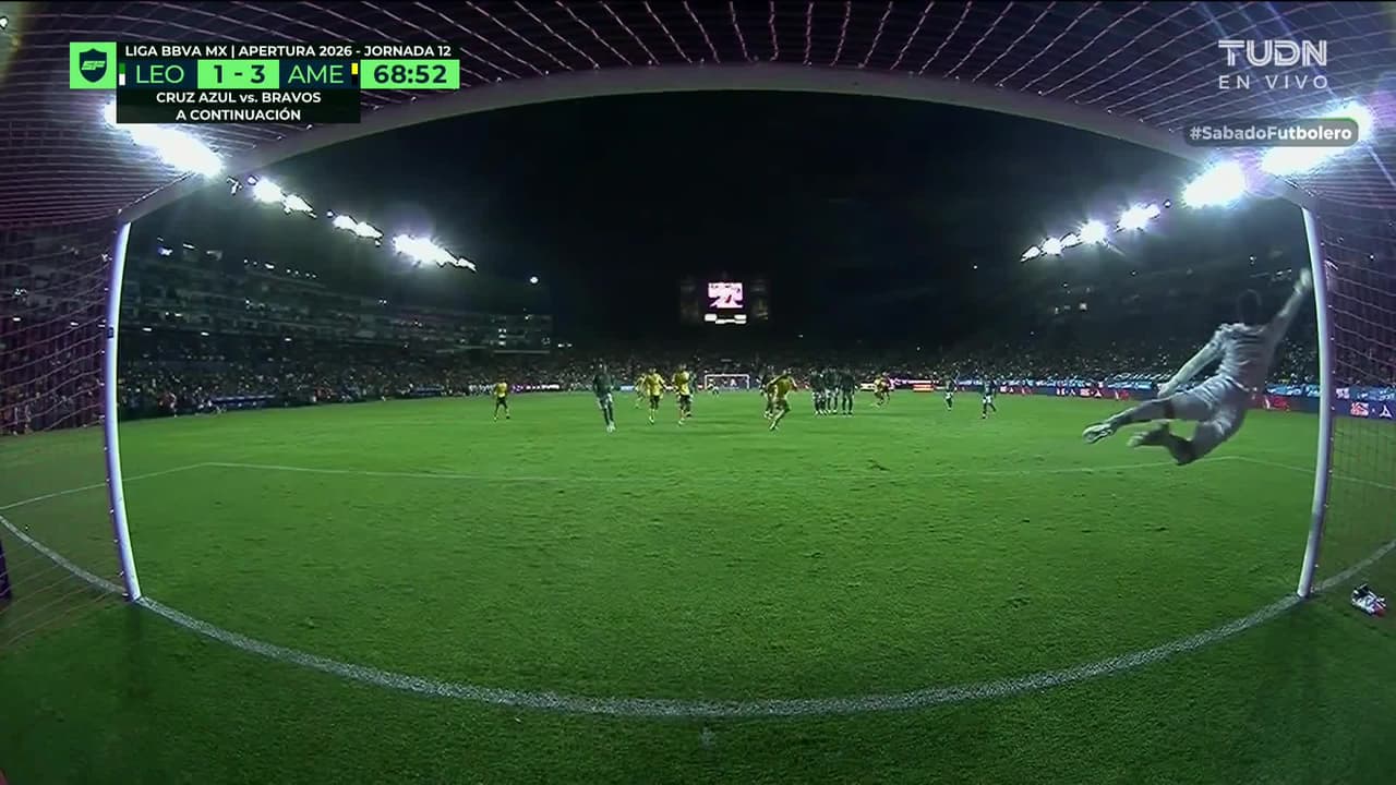 Impresionante y brutal atajada del portero de León a Rayito