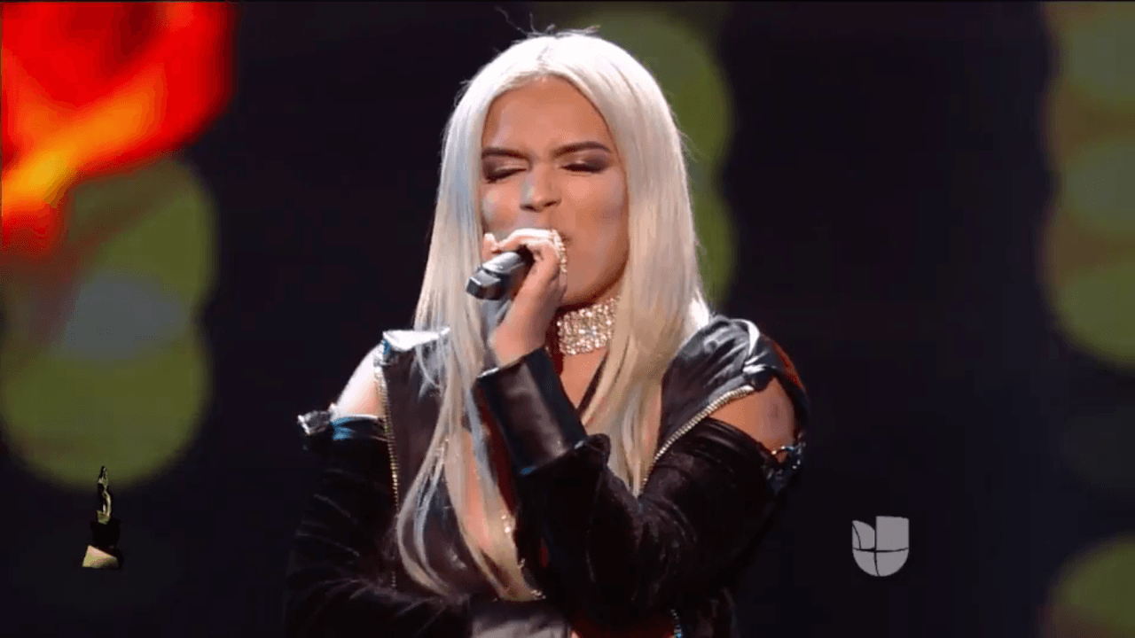 Para amenizar la noche una de las presentaciones de la noche estuvo a cargo de Karol G, quien presentó recientemente el tema 
<b><a href="http://www.univision.com/musica/uforia-debut/estreno-karol-g-viene-arriesgada-en-su-nuevo-tema-hello-featuring-ozuna">'Hello' en colaboración con el artista urbano Ozuna. </a></b>