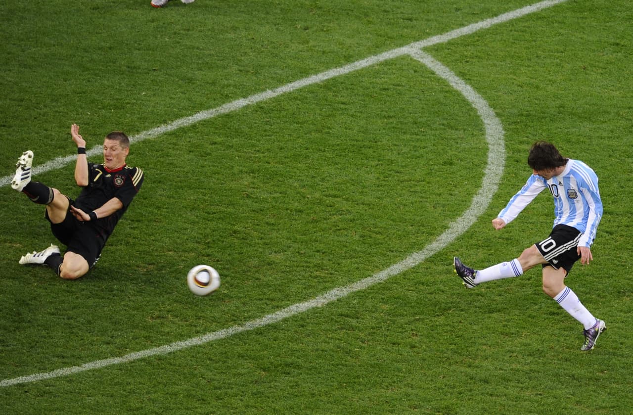 Ante Alemania, mediocampistas como Schweinsteiger y Khedira le cerraron los espacios.