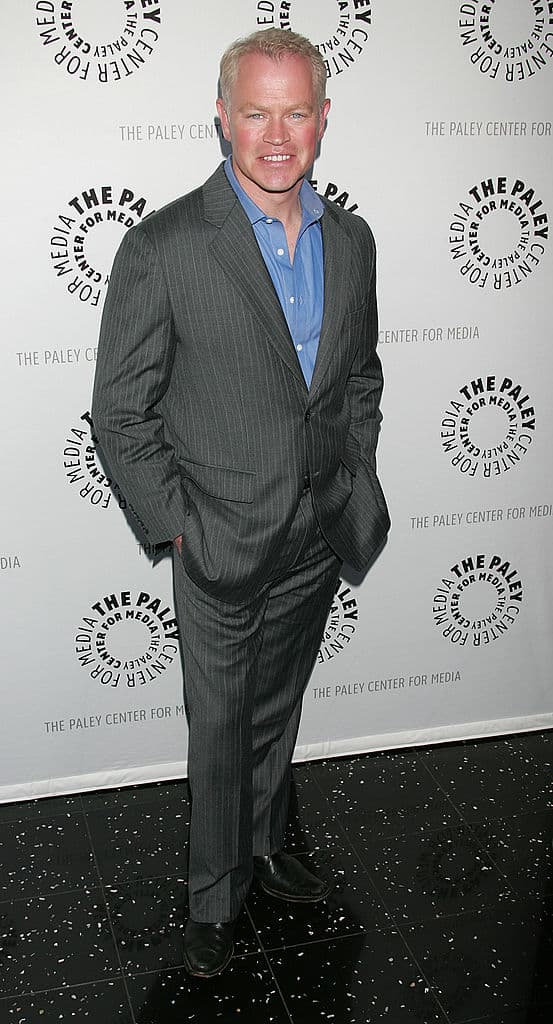 Con la ayuda del profesor adjunto André Marek, de su hijo Chris y de tres alumnos, Johnston ha hecho grandes progresos en la excavación del castillo de La Roque, de un monasterio y de otros monumentos. Johnston, que sospecha del mecenas de la excavación, va a hacer averiguaciones a Nuevo México. Mientras está fuera, los estudiantes hallan una cámara que lleva sellada más de 600 años.
<br>