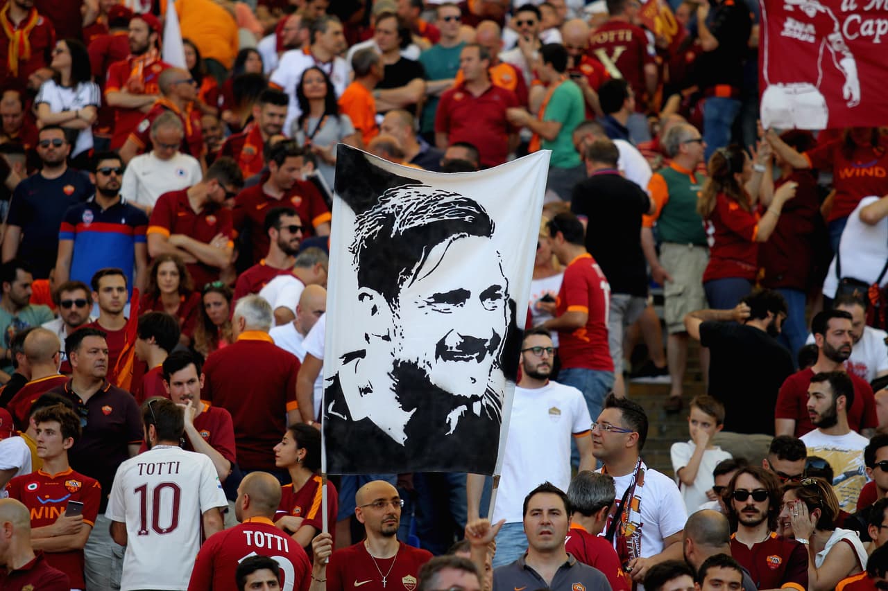 Los fanáticos de Roma le dieron una cálida despedida a Francesco Totti, el eterno capitán, en su despedida del fútbol profesional. Todos vistieron el '10', llevaron pancartas y posaron con una estatua y aclamaron al jugador, que fue suplente contra Genoa pero entró en el triunfo 3-2, en su último juego tras 24 años con el equipo.