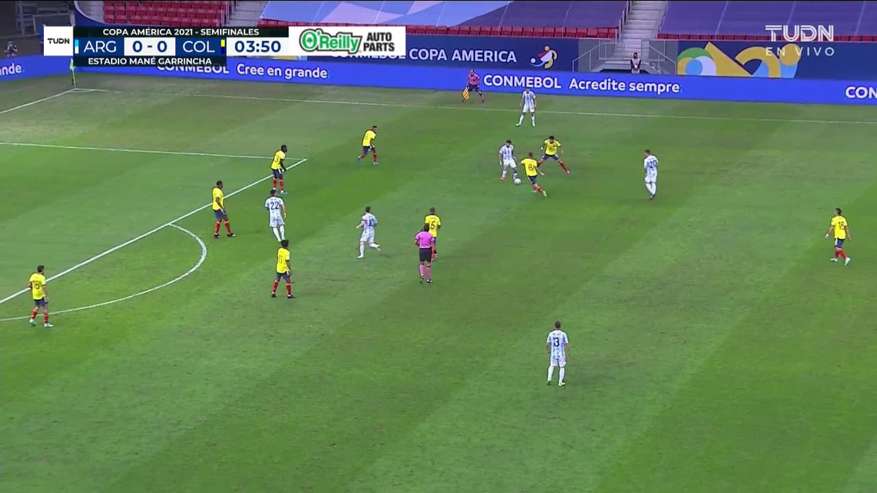 ¡GOL!  anota para Argentina. Lautaro Martínez