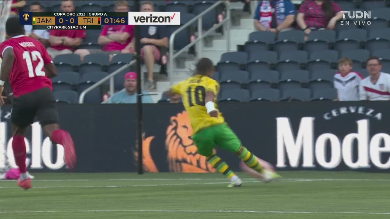 ¡Cerca el de vestidor! Reid revienta la red por un costado del arco