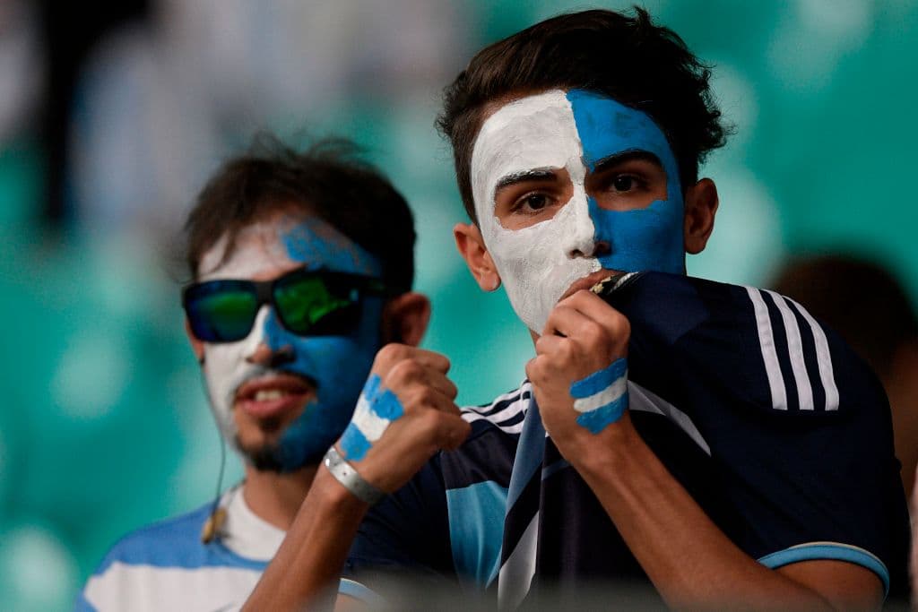 Fanáticos de Argentina y Colombia viven la antesala del juego entre ambas selecciones en Salvador (Bahía) por el Grupo B de la Copa América Brasil 2019.