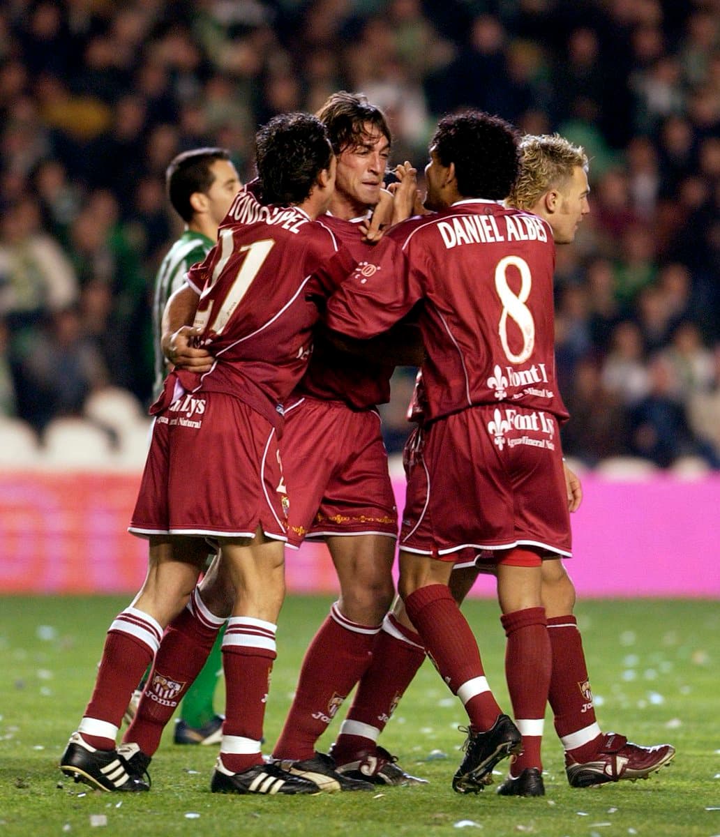 En un derbi andaluz, entre Sevilla y Betis, el brasileño Dani Alves también fue víctima de los errores cuando escribieron en su jersey el apellido con B y no con V.