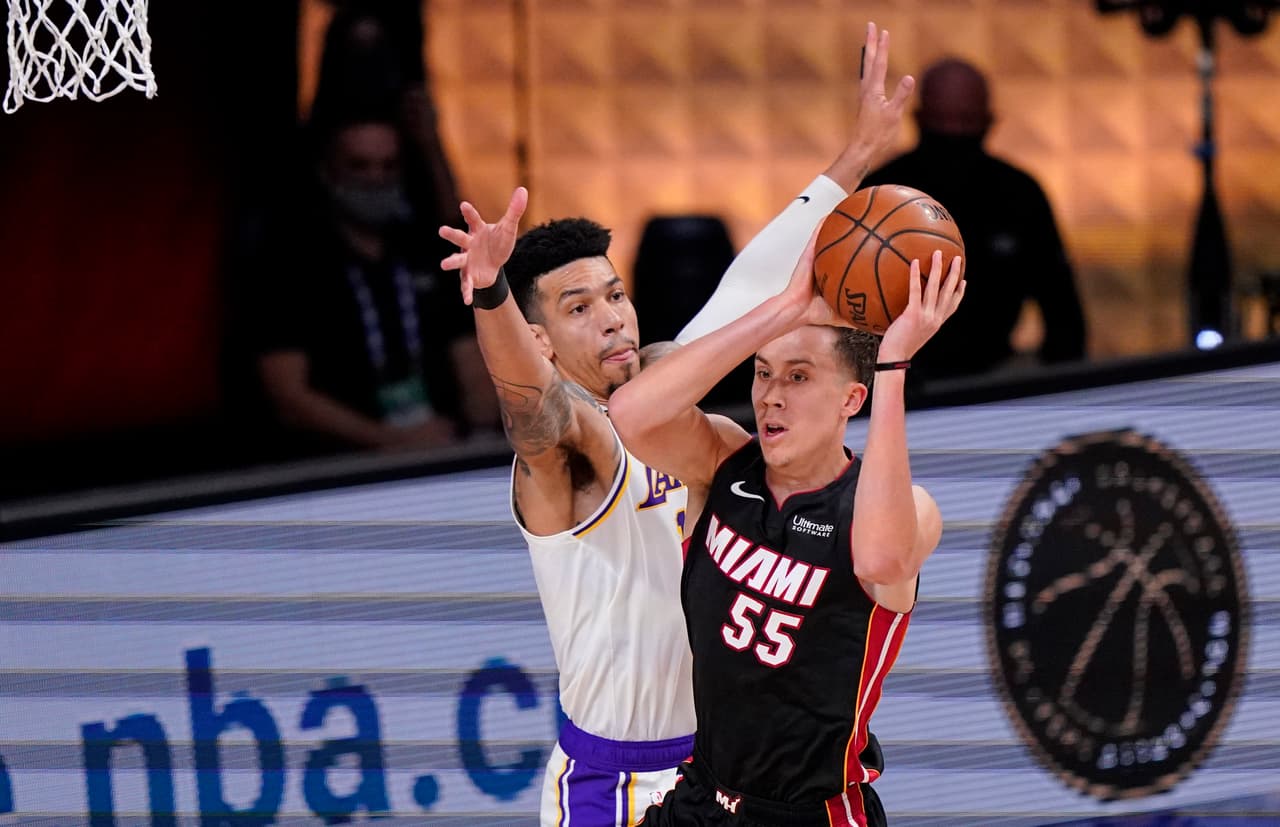 Miami Heat consigue la hazaña de vencer a los Lakers 104-115 sin dos jugadores titulares, Jimmy Butler sale inspirado, anota 40 puntos y consigue su primer triple doble en Finales de NBA.