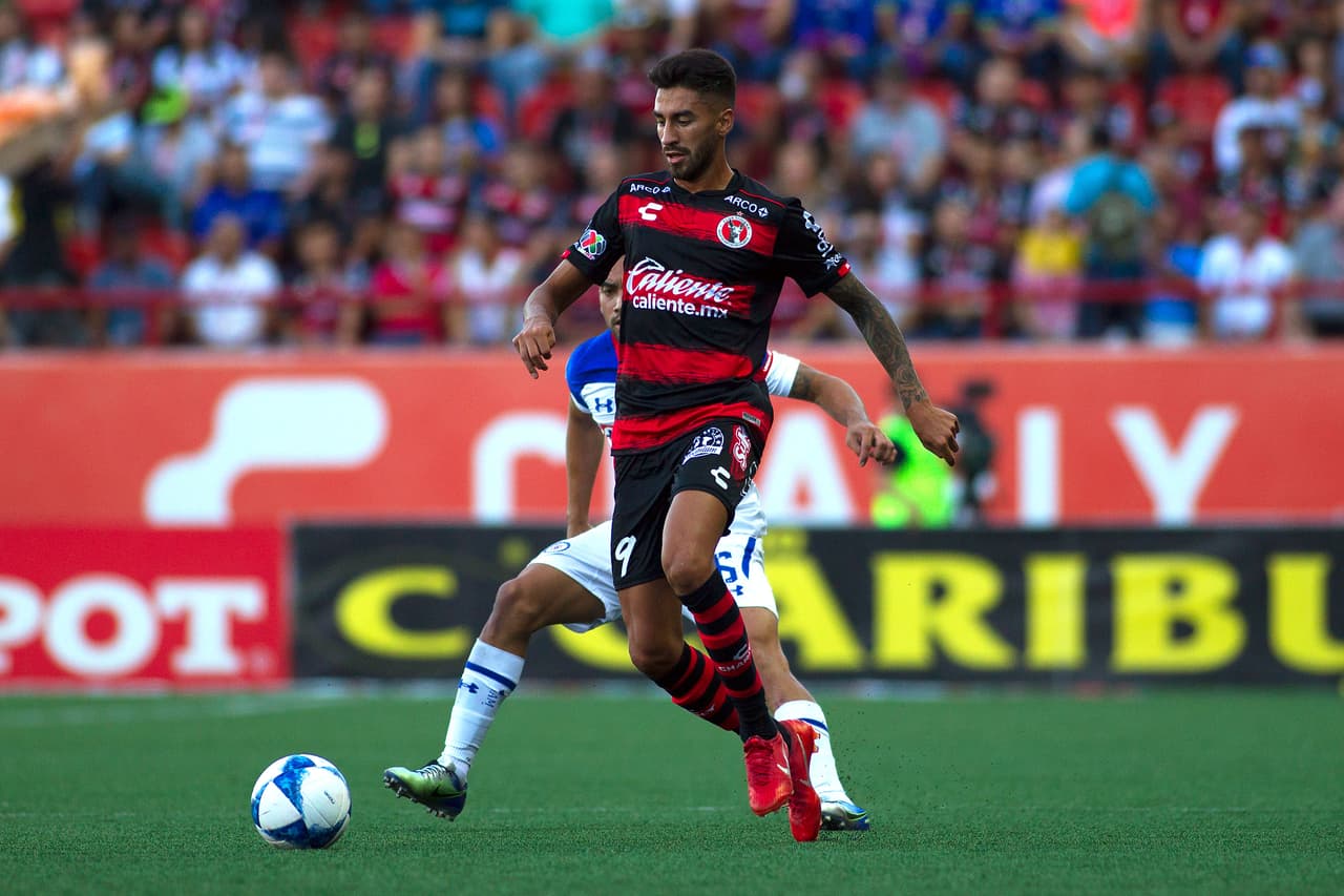 Pero fue el equipo de Tijuana el que se adelantó en el marcador, y fue al minuto 79 con un tiro a puerta que parcialmente alcanza a detener sobre la raya José de Jesús Corona.