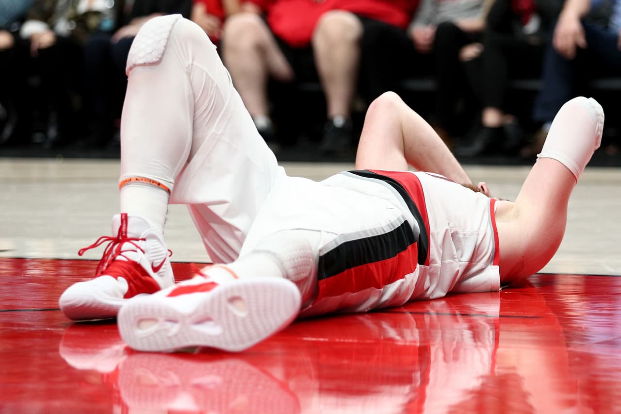 En la noche del lunes, en el triunfo de los Portland Trail Blazer ante Brooklyn Nets, el pívot Jusuf Nurkic tuvo que dejar la duela en camilla después de sufrir una impresionante lesión en su pierna izquierda. El jugador bosnio se fracturó la tibia y el peroné, dejando a todos los presentes en el Moda Center impactados.