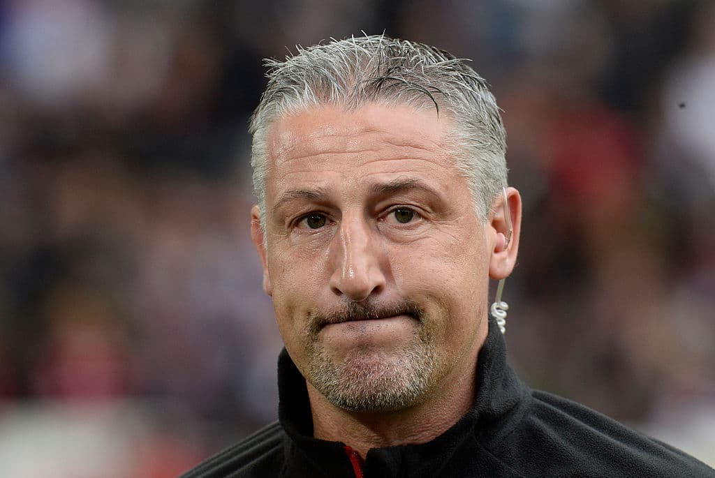 El DT Jurgen Kramny no pudo salvar al Stuttgart del descenso.