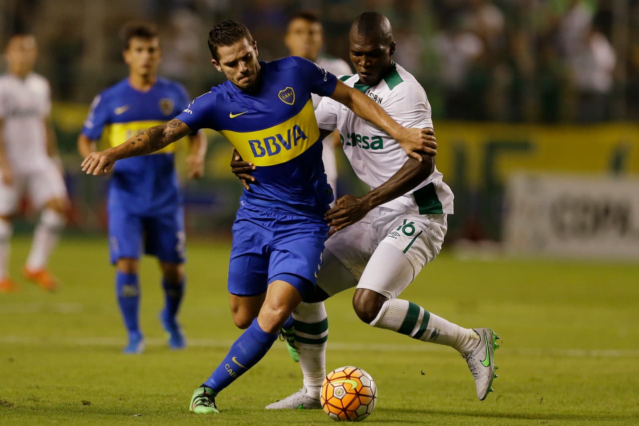 Tras cumplir sus seis meses en Argentina y regresar a Valencia, Gago comenzó a ser buscado por Boca, quienes el 23 de julio de 2013 decidieron comprar el 50% de la carta del jugador por 1 millón 700 mil euros.
<br>