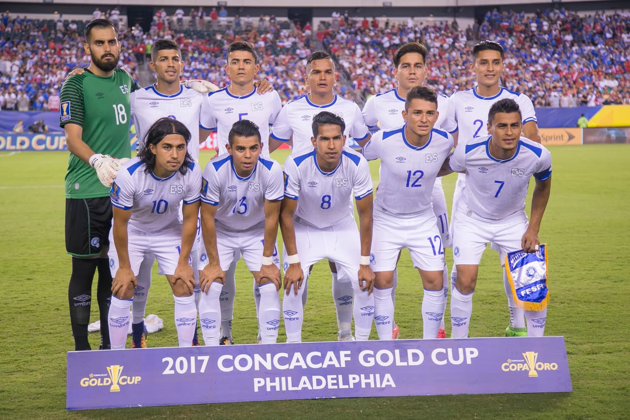 Y este fue el once de El Salvador: Carrillo; Tamacas, Romero, Mancia, Larin; Mayén, Cerén, Orellana, Pineda; Bonilla, Zelaya.