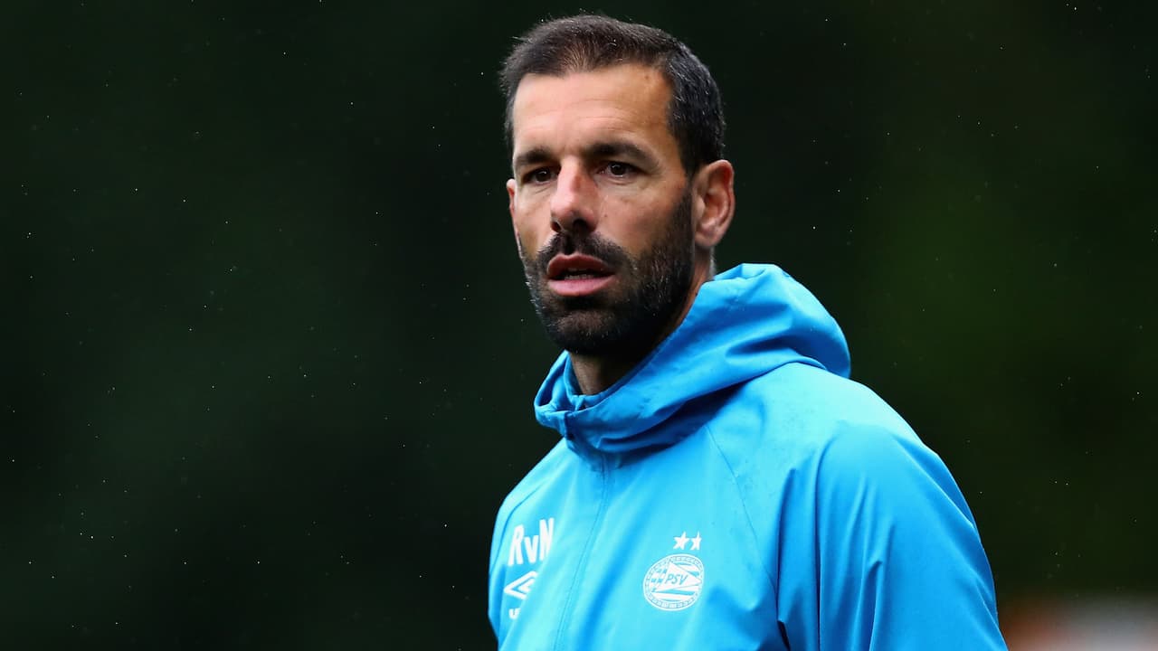 Van Nistelrooy apunta a dirigir a Erick Gutiérrez en el PSV Eindhoven