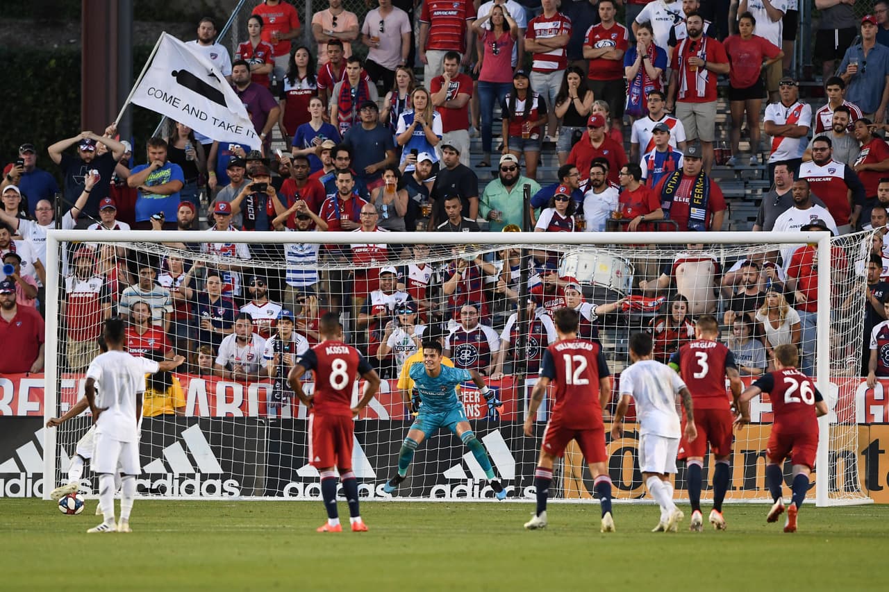Carlos no perdonó en su segunda oportunidad desde el manchón penal, a los 80 minutos, y con ello llegó a 14 goles en su cuenta personal, y ahora lidera la tabla de goleo con una cómoda ventaja de cinco tantos sobre su más cercano perseguidor, Zlatan Ibrahimovic.