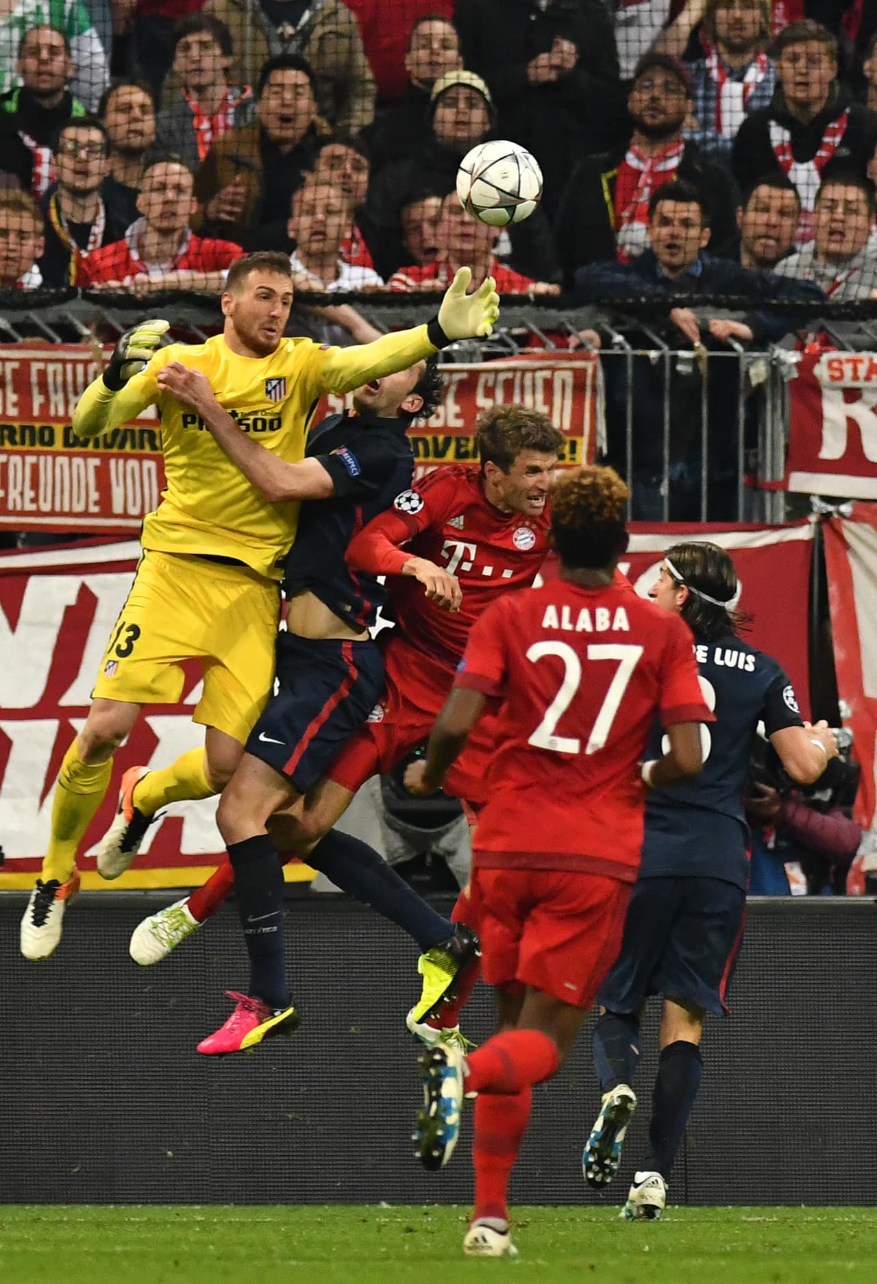 Oblak crecía con la superioridad del Bayern. El portero colchonero era un cerrojo insuperable.