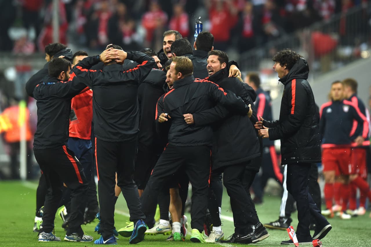 El banco celebraba también un partido al que aún le quedaba sufrimiento.