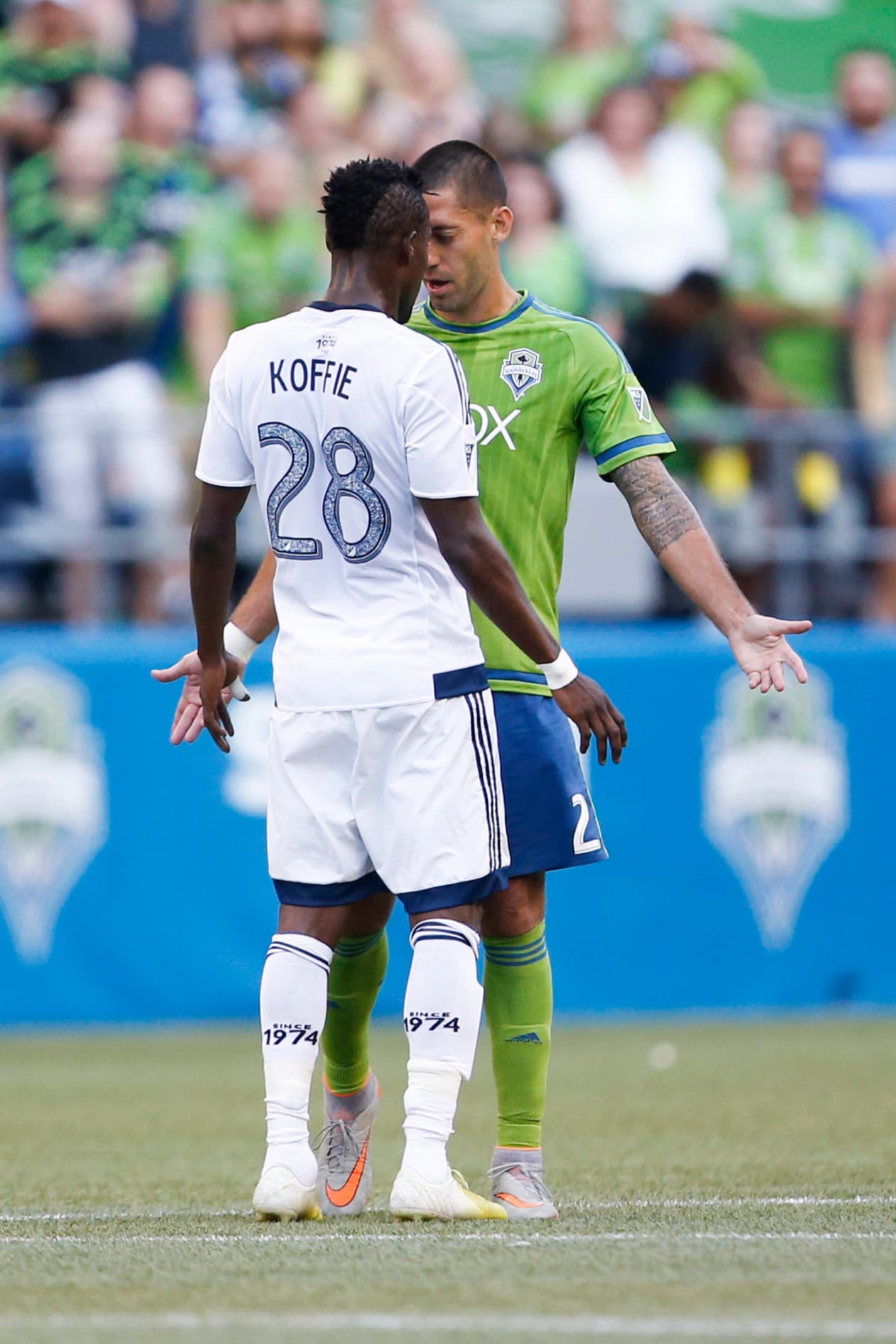 Gershon Koffee y Clint Dempsey, como pocos amigos.