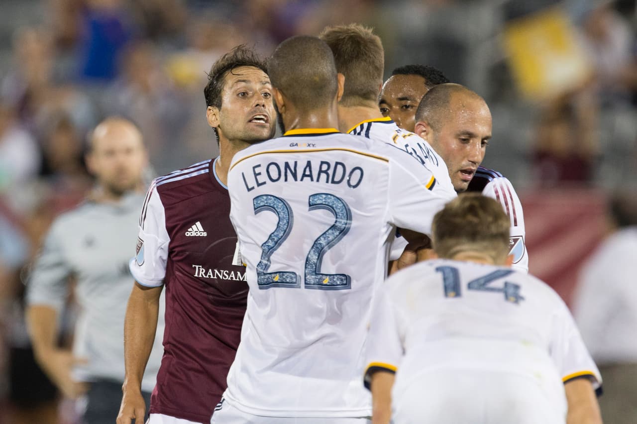Marcelo Sarvas de Colorado Rapids discutiendo con Steven Gerrard. Curiosamente, el jugador que tomó el número 8 que usaba el brasileño en el cuadro galáctico, hasta el año pasado.