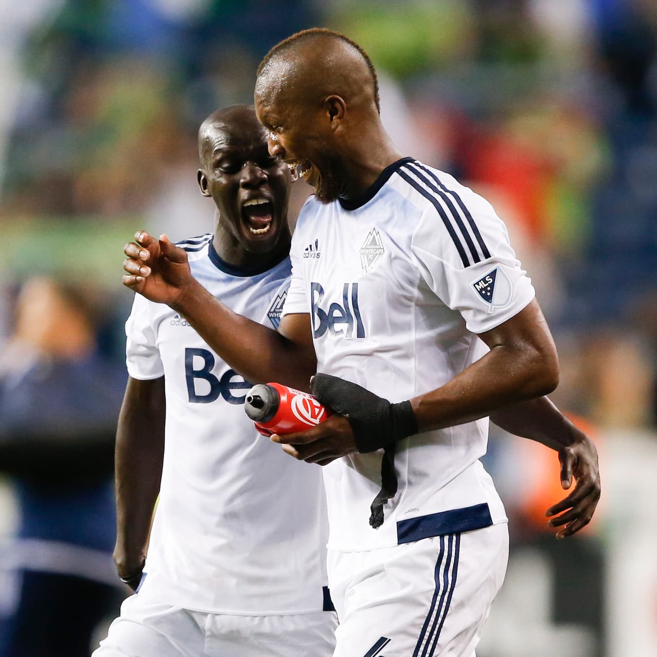 Pa Modou Kah y Kendall Waston celebrando el gol del africano en la victoria por 3-0 como visitantes de Vancouver Whitecaps sobre Seattle Sounders