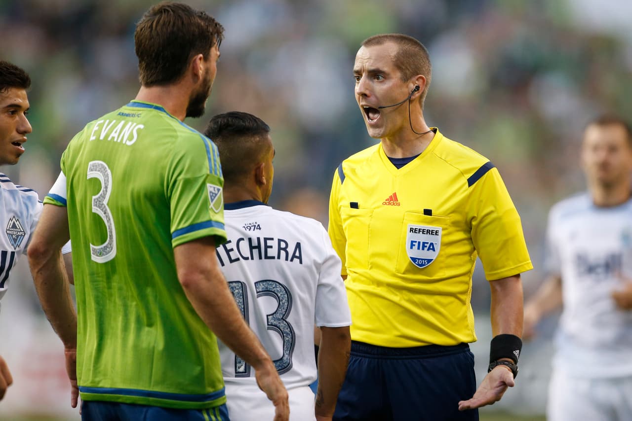 Mark Geiger pitando su primer partido después del encuentro de semifinales entre México y Panamá en la Copa Oro.