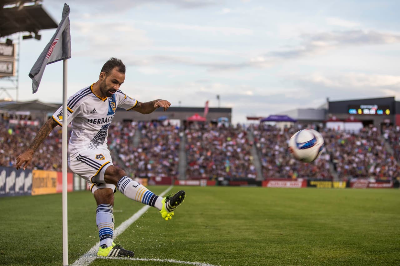 Juninho cobrando un tiro de esquina en el Dick's Sporting Goods Park