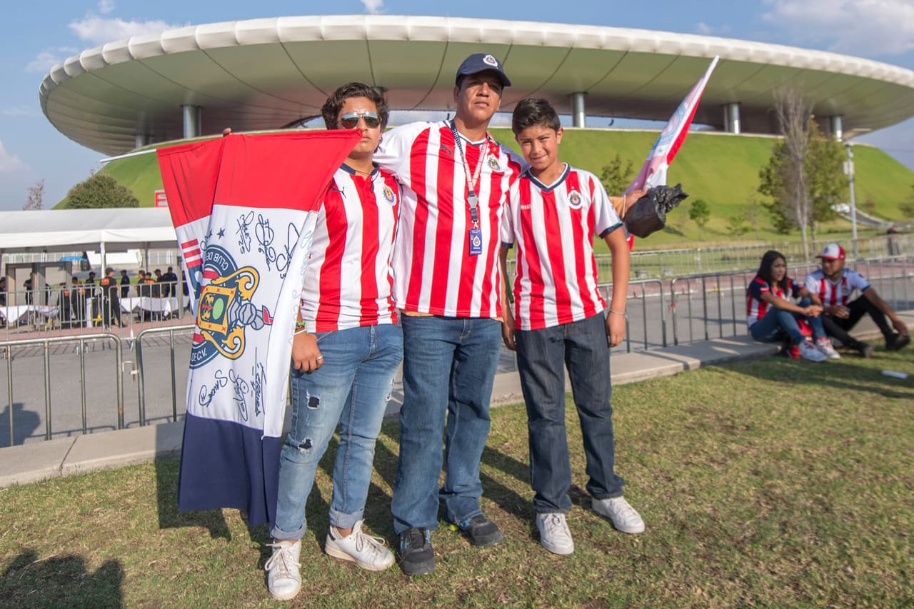 El Clásico Nacional entre las Chivas de Guadalajara y las Águilas del América en el Clausura 2018 de la Liga MX da muestras del colorido, respeto y buen ambiente entre dos rivales tradicionales en el fútbol mexicano.