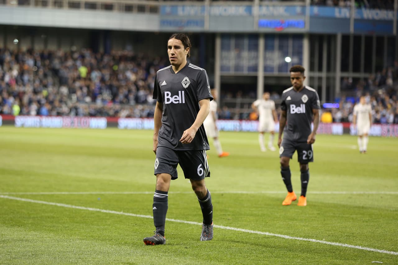Junto a Hernández también llegó Efraín Juárez, quien sí pudo jugar algunos partidos con el Barcelona B. Sin embargo, no contó con la confianza en el club y se regresó pronto para jugar con Pumas. Luego volvió a Europa con el Celtic y también pasó por el Real Zaragoza.