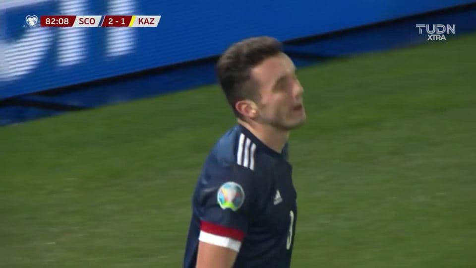 Tiro desviado de John McGinn