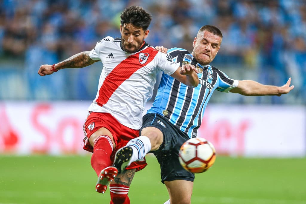 Pero el equipo brasileño estaba bien plantado, no regalaba nada y sabían que una de las claves del éxito era ir diezmando a los argentinos en el proceso del partido.