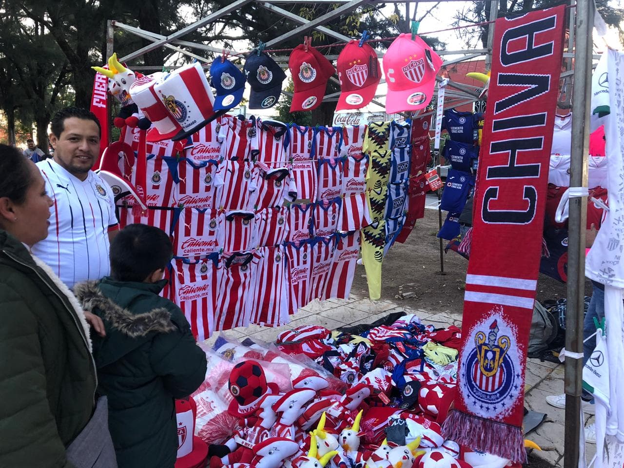La gente comienza a llegar al Estadio Victoria para contemplar el encuentro amistoso entre Necaxa y Chivas.