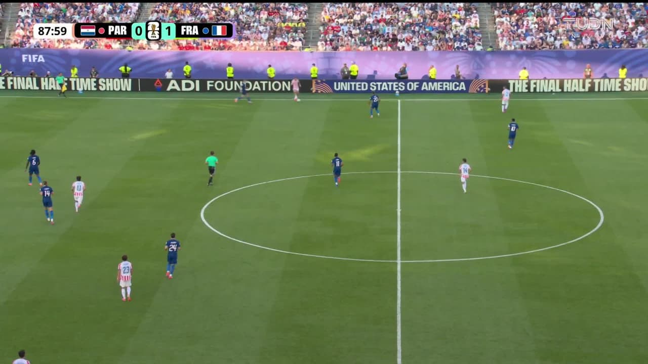 ¡TIRO ATAJADO! disparo por Kylian Mbappé.