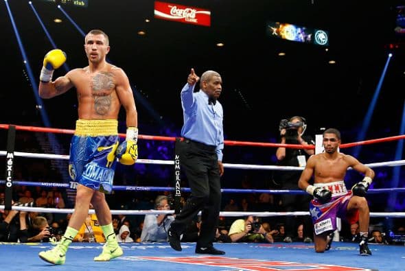 El réferi vio en malas condiciones al puertorriqueño y detuvo la batalla para que el ucraniano retuviera el cinturón pluma de la OMB.