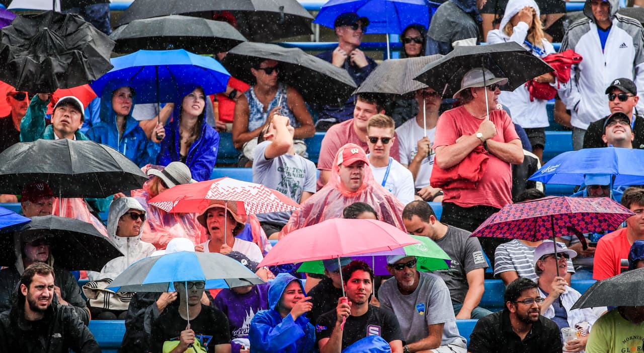La lluvia obligó que el partido que estaba presupuestado para el miércoles se llevara al cabo apenas el jueves, por lo que el argentino tendría que jugar dos partidos el mismo día.