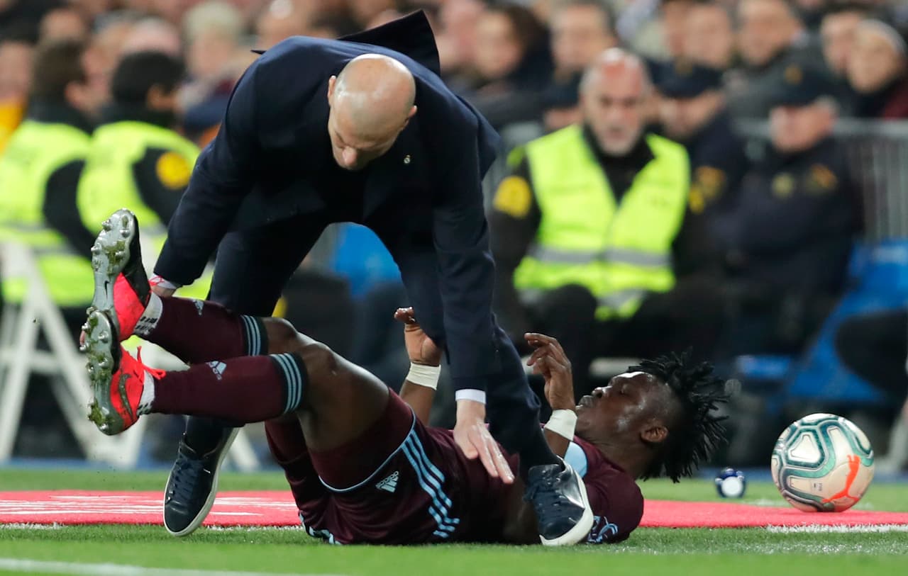 Joseph Aidoo, jugador del Celta, terminó sobre la banda y eso ocasionó tirar al estratega del Real Madrid.