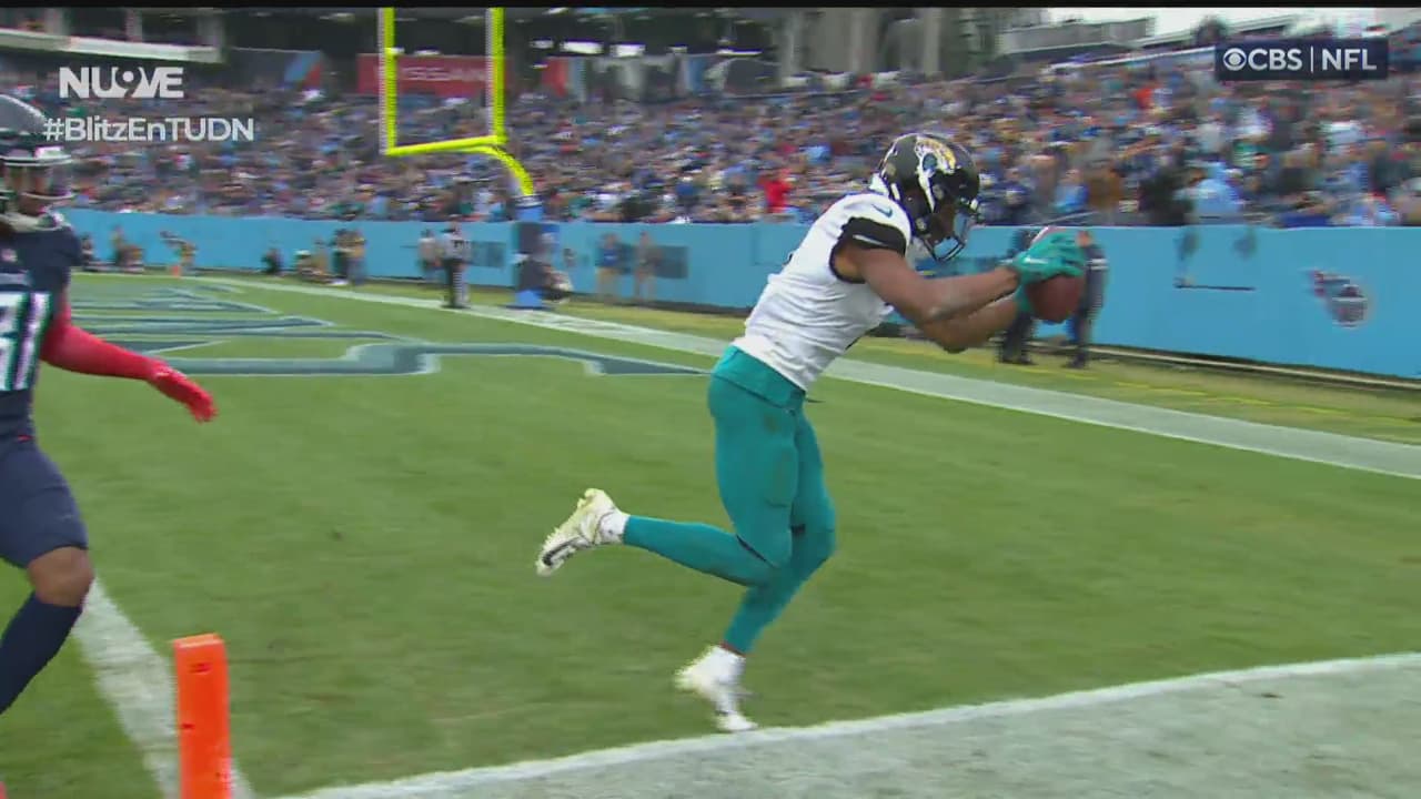 ¡Con los pies justos! Zay Jones apenas se mantiene en el campo, pero anota