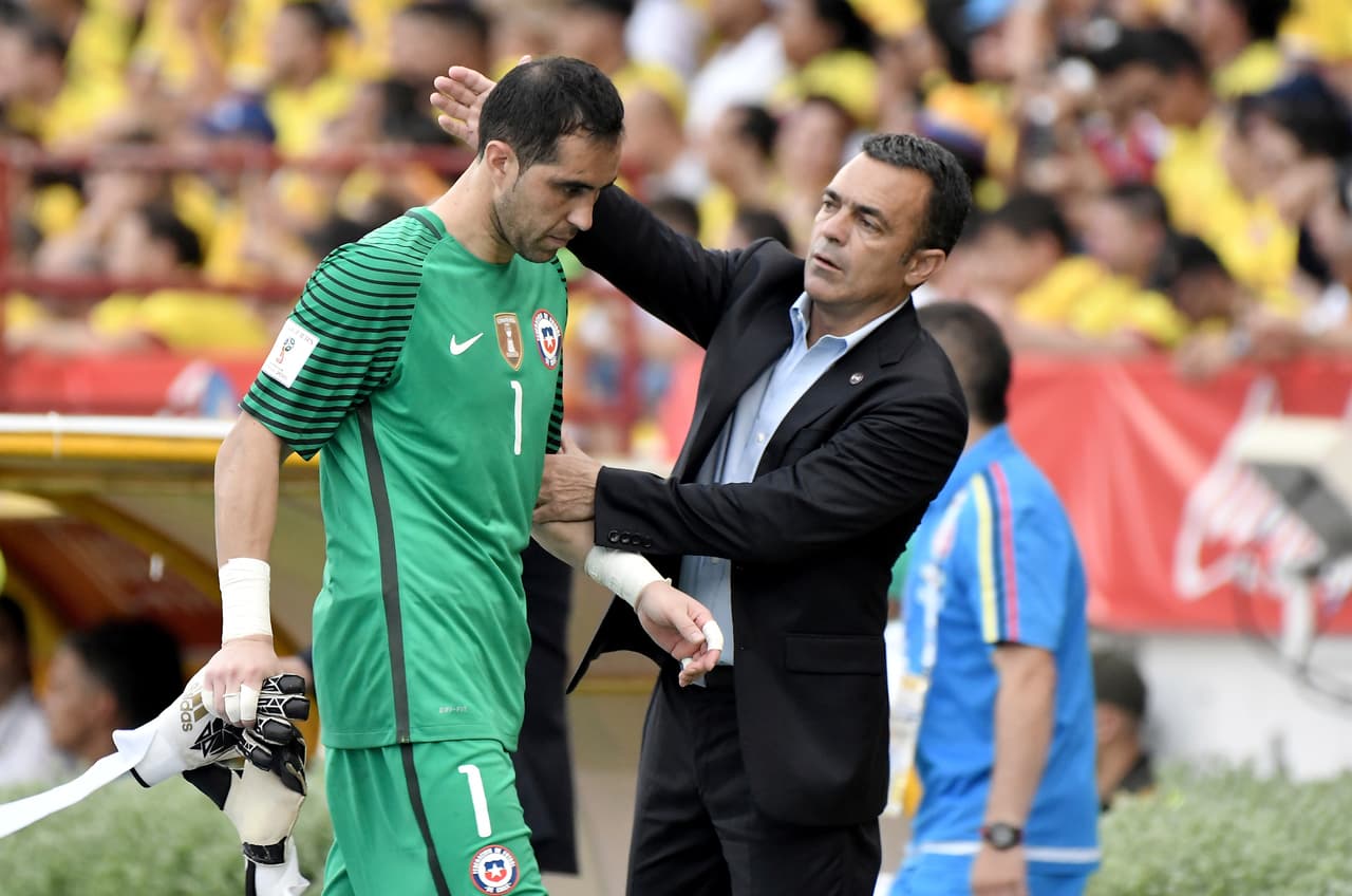En un cambio poco común, salió el arquero y capitán chileno para darle paso al portero Johnny Herrera y la cintilla de capitán pasó a Arturo Vidal, que luego también saldría lesionado. Por Colombia, el defensa Yerry Mina también dejó la cancha por resentimiento de una lesión. El estadio Metropolitano de Barranquilla estuvo minado de esos detalles.