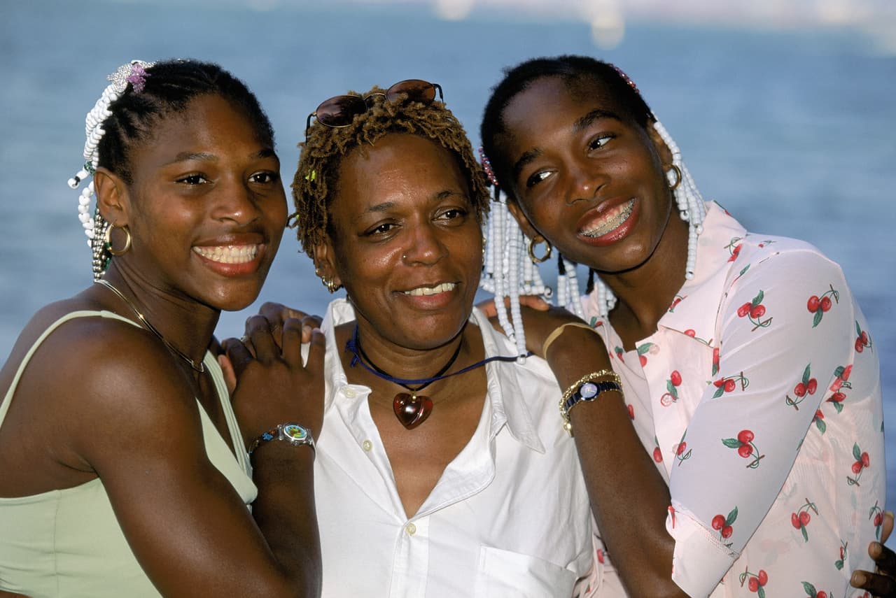 En este primer tráiler de ‘King Richard’ el padre habla, en una escena en la que CPS visita la casa de Williams: "Ni siquiera me importa que digas que somos duros con estas niñas, ¿sabes por qué? Porque lo somos", dice el padre de las tenistas.