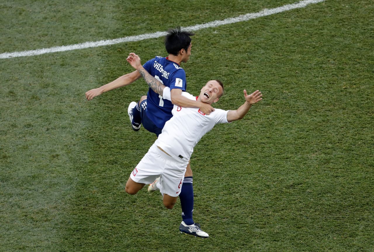 Esta imagen nos recuerda más a una postal propia de la lucha libre que de una Copa del Mundo, pero con esta rudeza se jugó en Volgograd Arena en el primer tiempo.